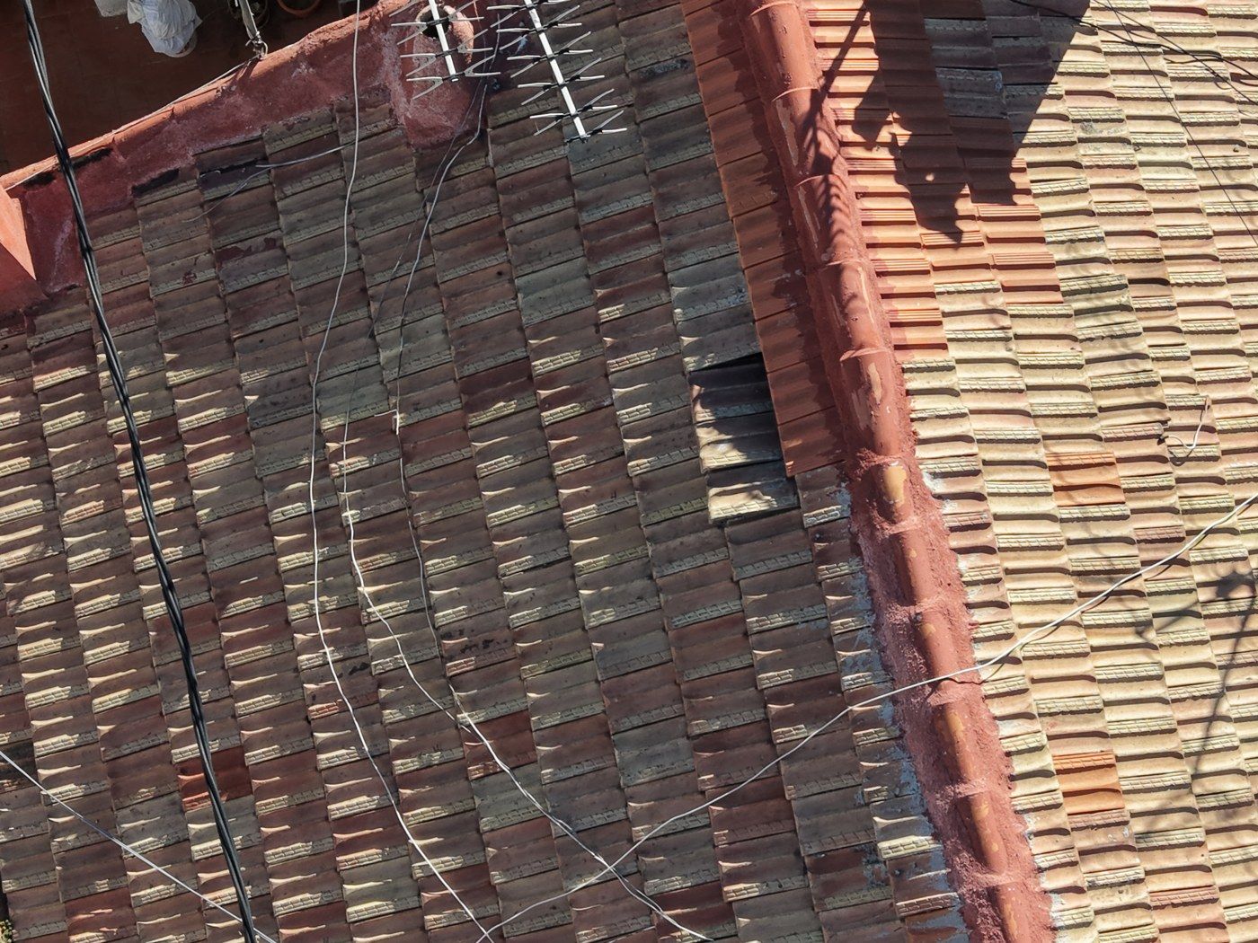 Tiled roof in Madrid: displaced tiles